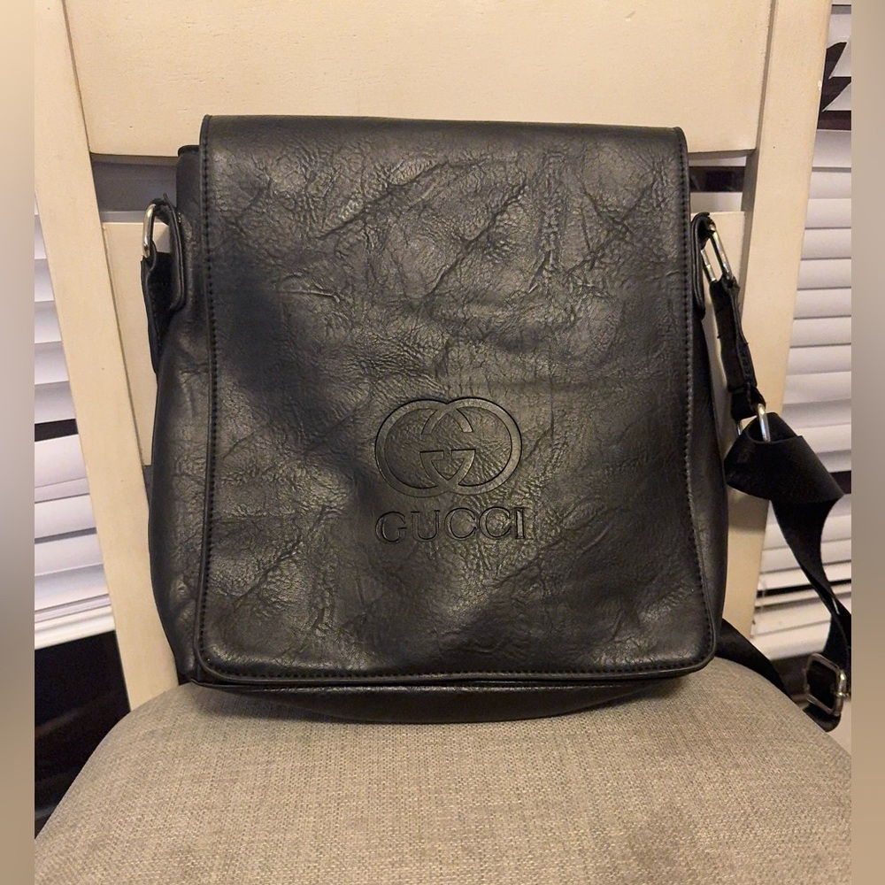 Gucci leather messenger bag
